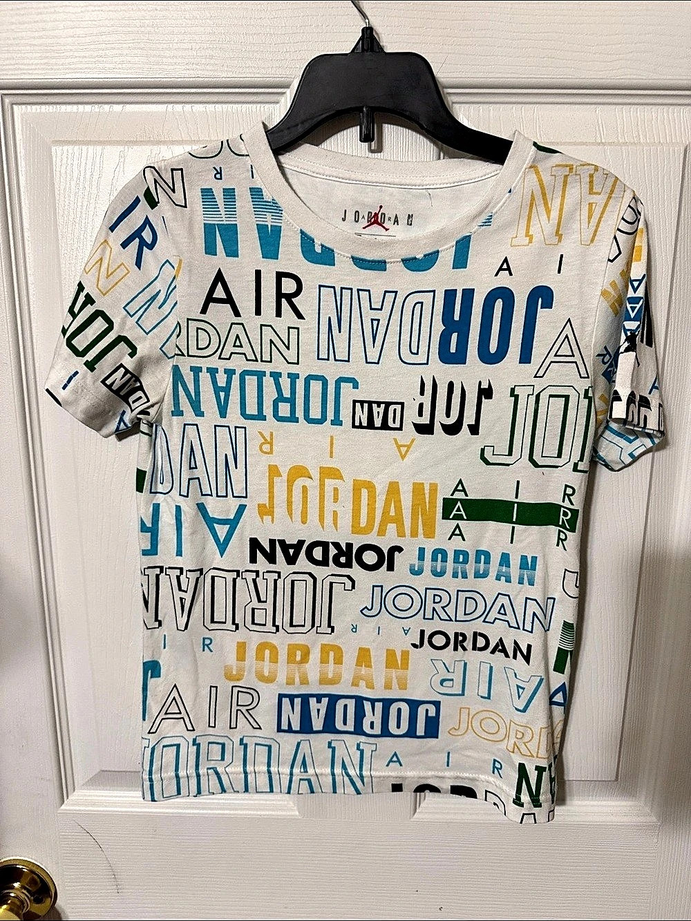 Jordan Boys All-Over Wordmark Print T-Shirt Boys' Graphic Tee Size small White &